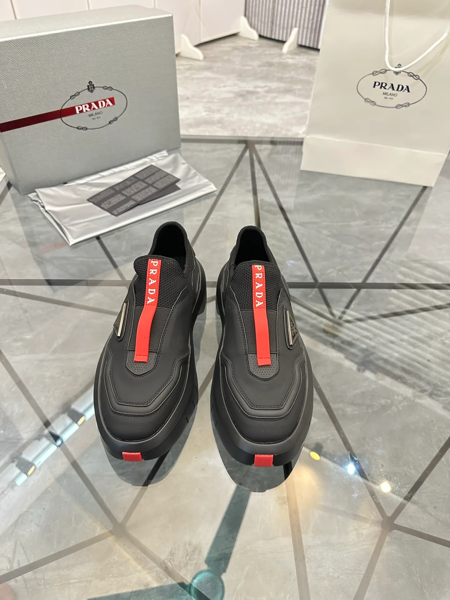 Men's shoes: 💰P500¥ High-end, complete package Product trademark: Prada *"Prada*" low-top casual shoes Regular size: 38-44 (can be customized to 45.46) Couple style Product materials: Upper imported cowhide stitched with original fabric, breathable lining, original outsole. Number: 846